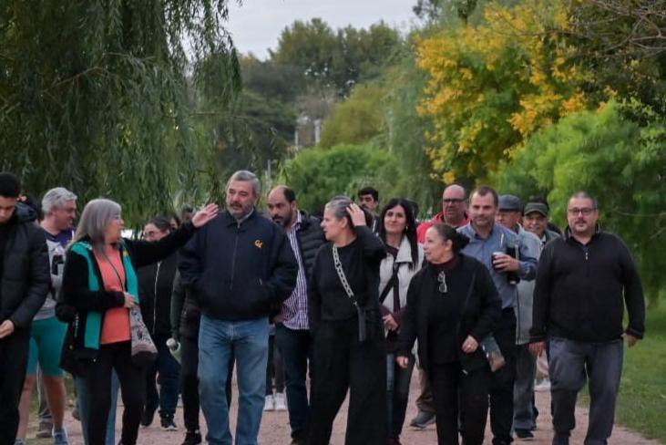 Bergara recorrió Santiago Vázquez y destacó el sistema de contenedores domiciliarios